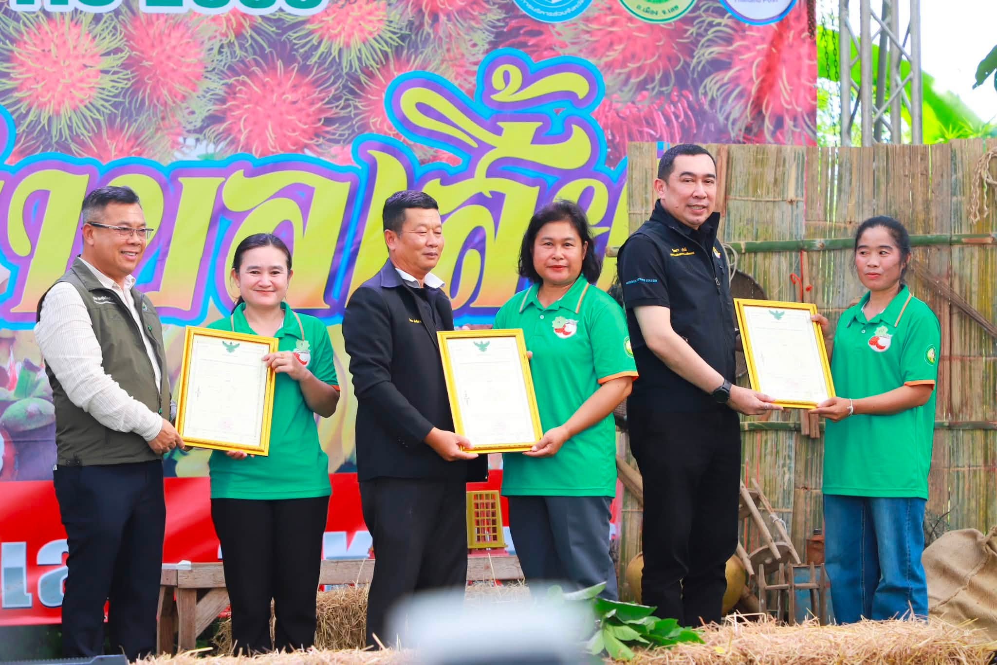 title - รมว.กษ. นำทีมลงพื้นที่ตรวจราชการ พร้อมมอบโฉนดเพื่อการเกษตร ส.ป.ก.เลย กว่า 6 พันไร่